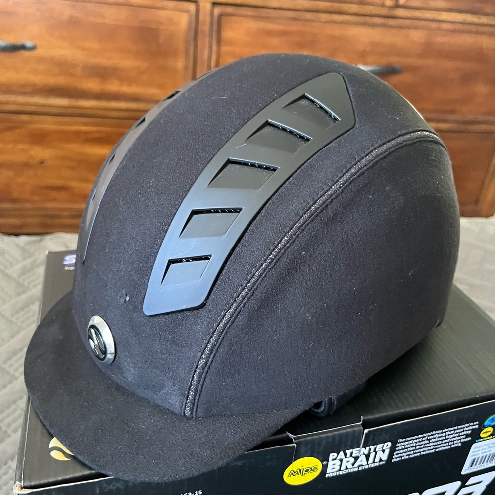 Trauma Void EQ3 equestrian helmet